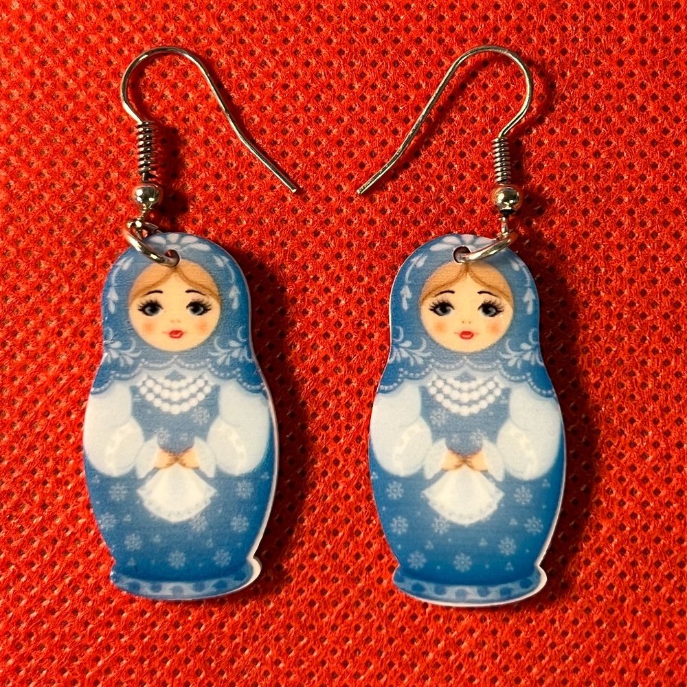 Russian Blue and White Matryoshka Doll Acrylic Dangle Pierced Earrings 0238